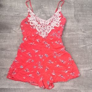 SUPER CUTE SPRING AND SUMMER VIBE WOMEN'S SIZE MEDIUM SLEEVLESS ROMPER.
